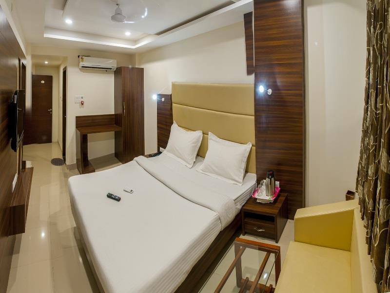 Hotel Kalpana Palace Ujjain Buitenkant foto